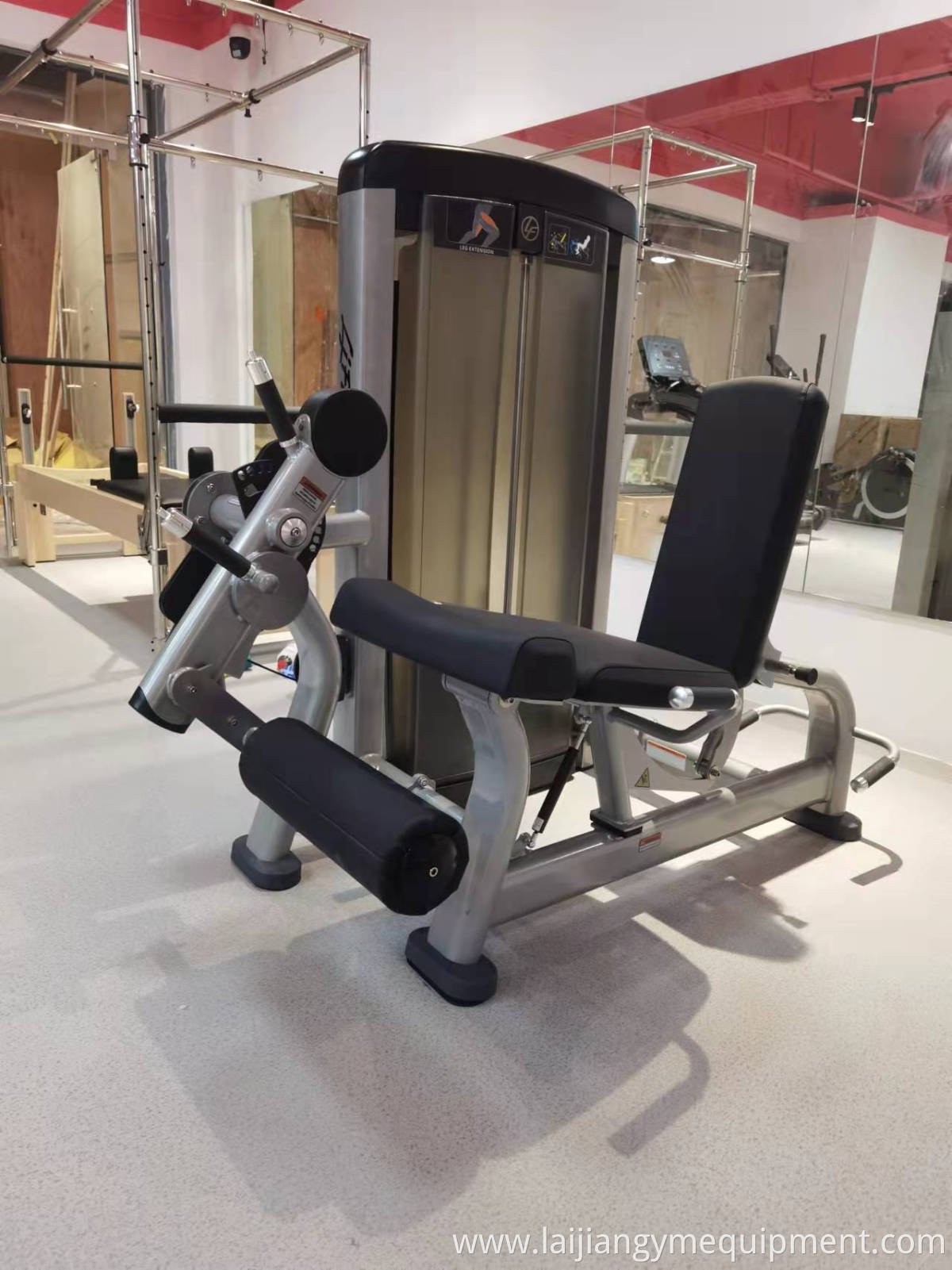 Leg extension exercise machine